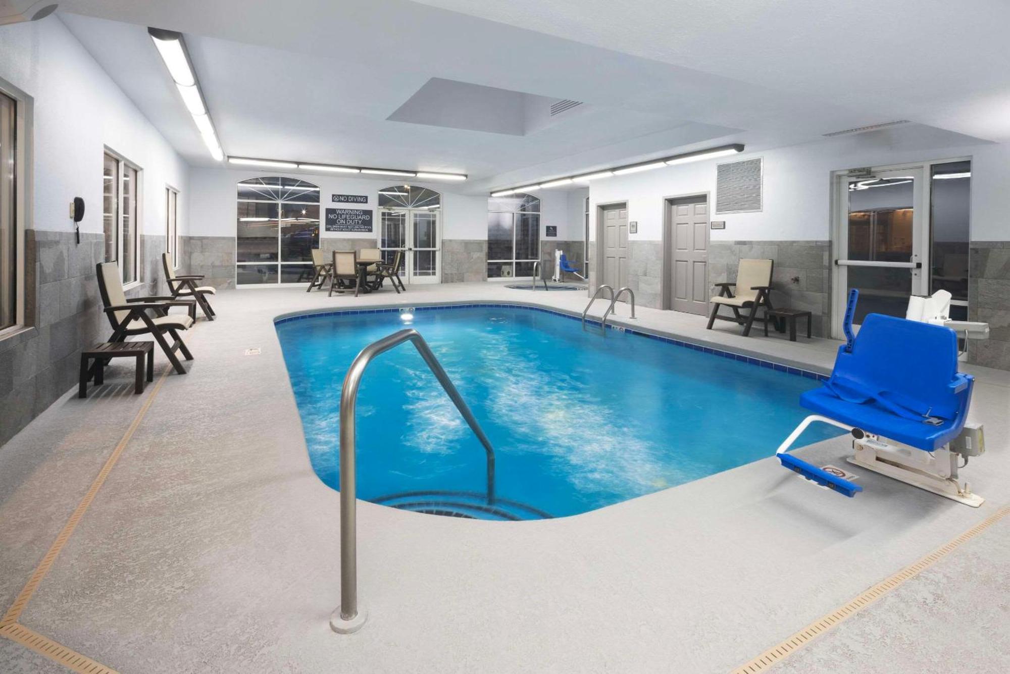 Country Inn & Suites By Radisson Asheville Downtown Tunnel Road エクステリア 写真